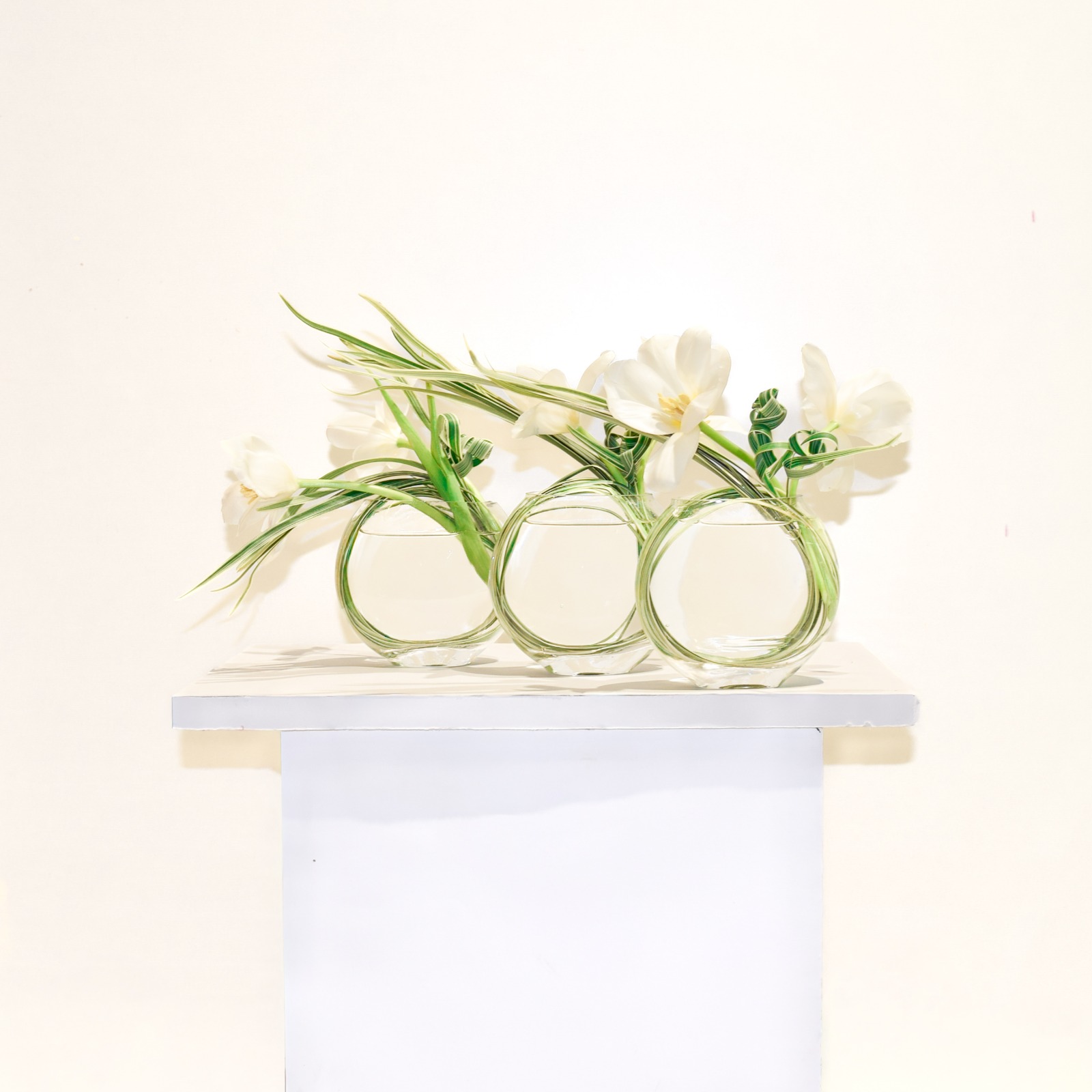 Elegant Flow Office Arrangement